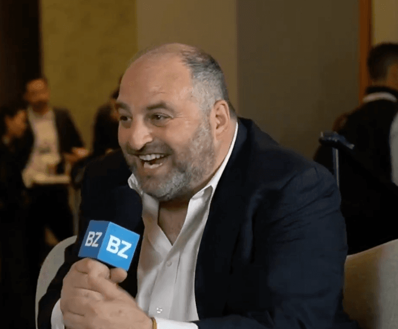 턱뼈가 부러진 기계공, 14살 천재와 함께 한 '월 7천만원' 도약기